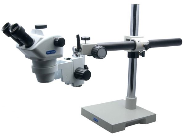 Stereomicroscopio trinoculare con stativo a sbalzo